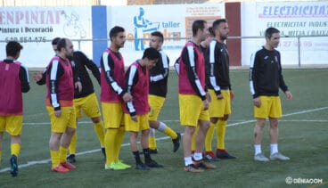 jugadores del cd denia calentando