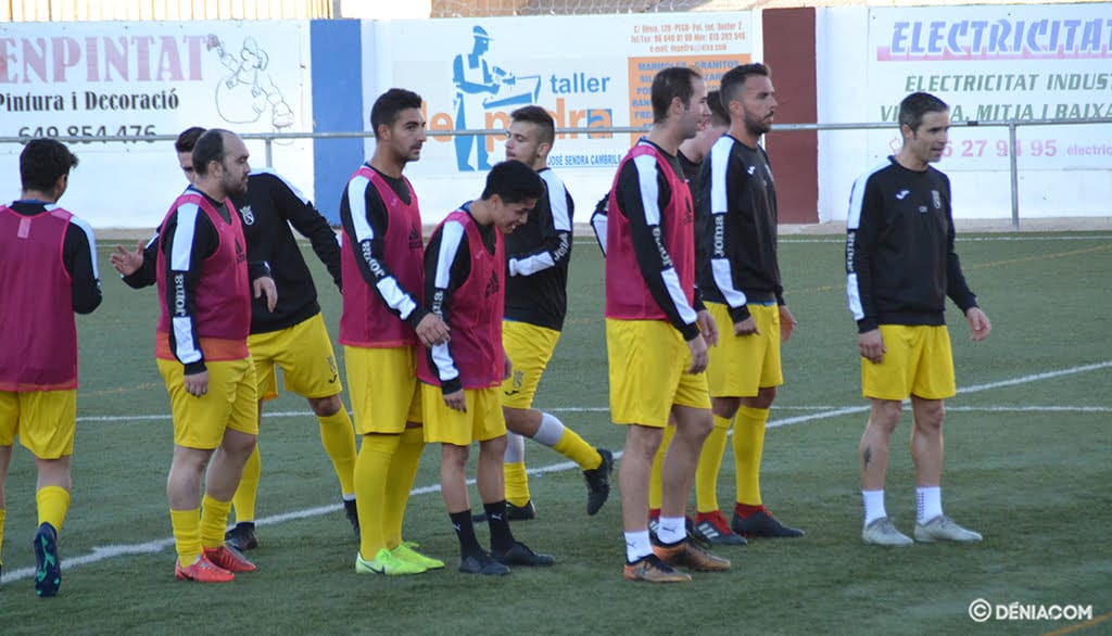 Imagen: Jugadores del CD Dénia calentando