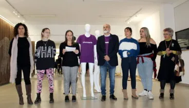 La concejala de Juventud presenta, junto a las artistas, la exposición