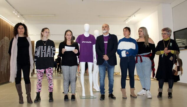 la concejala de juventud presenta junto a las artistas la exposicion