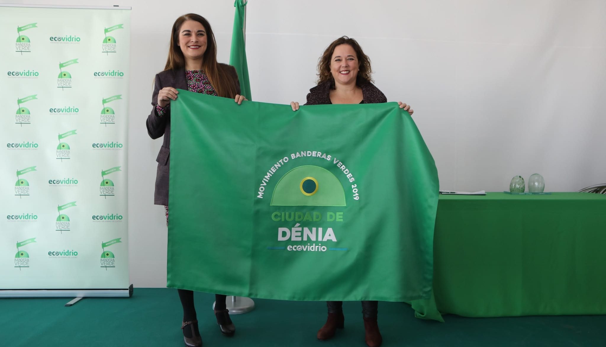 La concejala de Transición Ecológica recibe la bandera verde