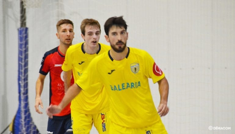 Llinares y Nico atentos en defensa