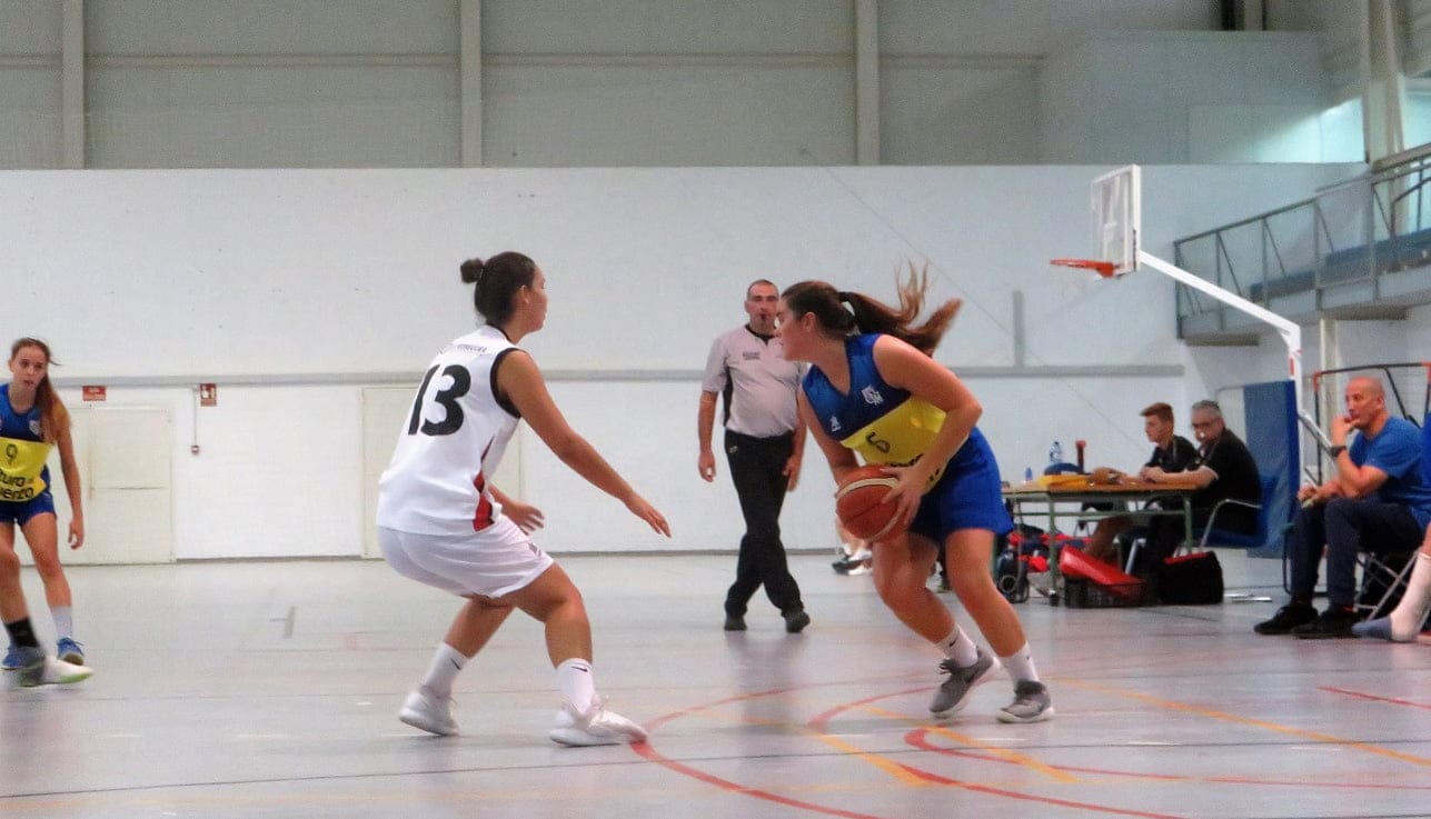 Apurados triunfos para las chicas seniors y juniors del Dénia Básquet 1 Imagen: Lluna botando la pelota