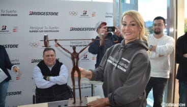 Lydia Valentín mostrando la escultura de Toni Marí