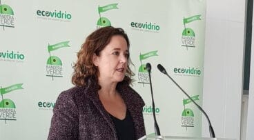 maite perez conejero recogiendo la bandera e1574327643398