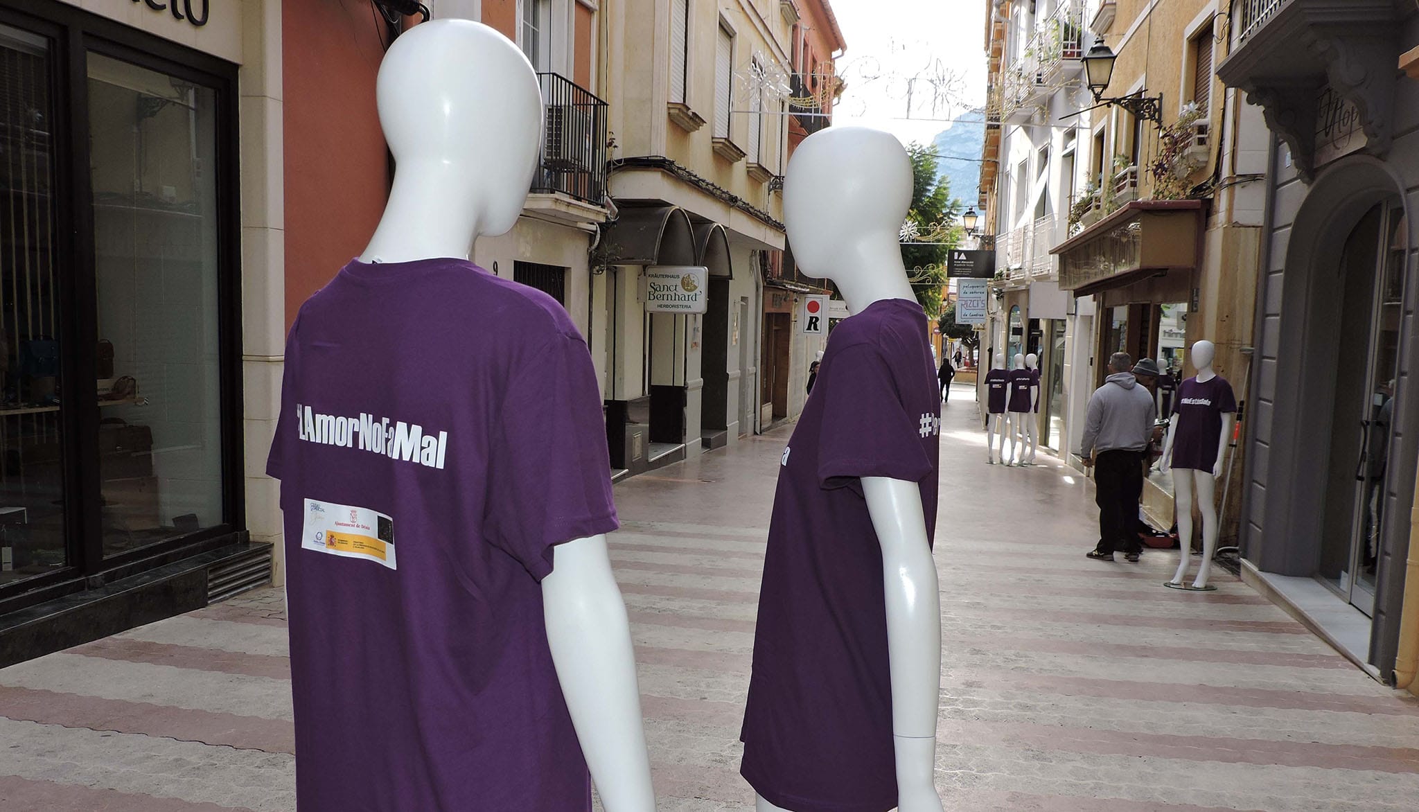 Imagen: Maniquíes de la campaña contra la violencia de género 2