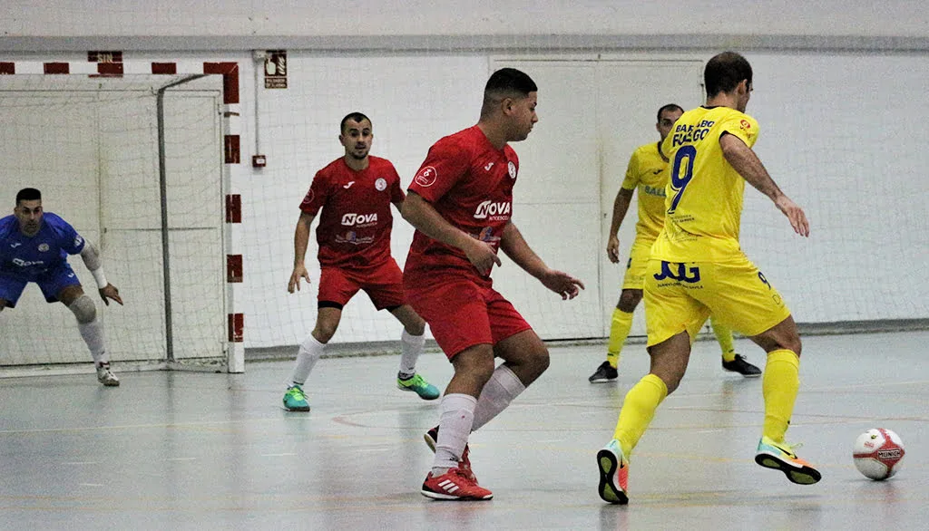 El CFS Mar Dénia consiguió una importante victoria ante el Martorell 1 Imagen: Miguel conduciendo la pelota