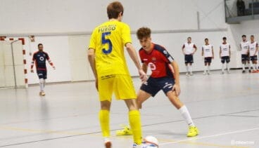 NIco Marí ante un rival