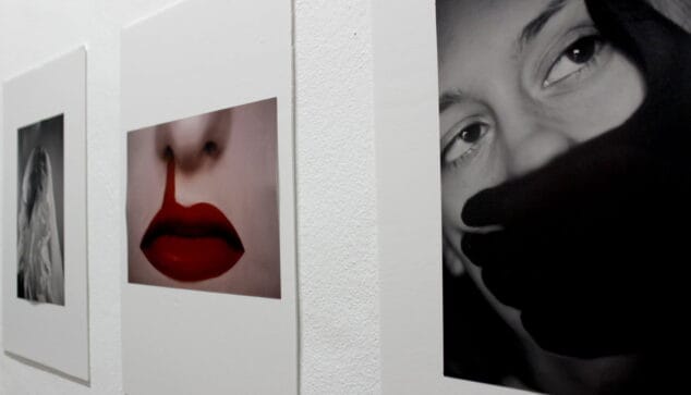 obra expuesta sobre la violencia de genero