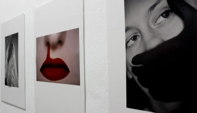 obra expuesta sobre la violencia de genero