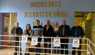Organizadores con el cartel
