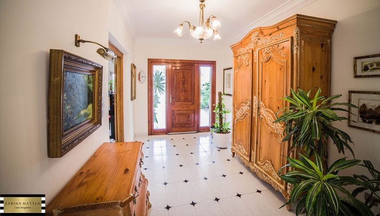 Recibidor en casa principal en venta - Casas Singulares