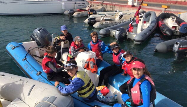 regatistas del real club nautico denia durante el trofeo