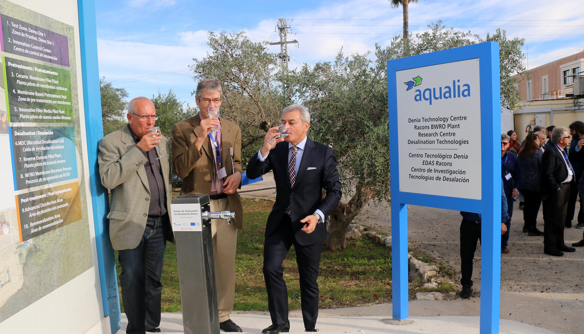 Imagen: Responsables de Aqualia junto a Grimalt comprobando el agua