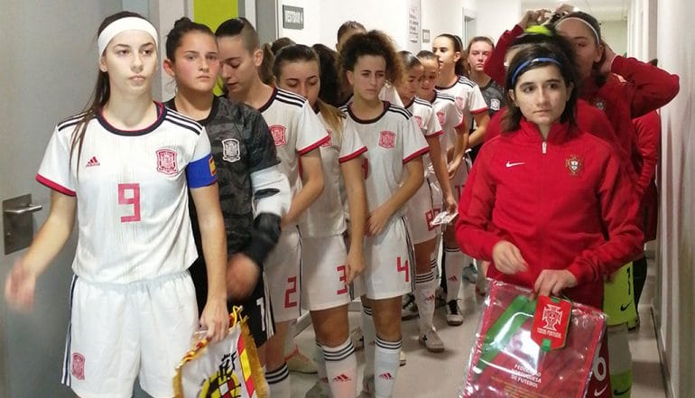 Salida de ambas selecciones al campo