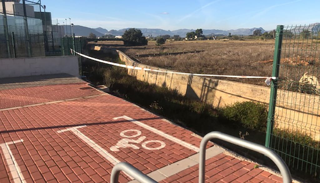 Imagen: Una cinta de seguridad separa el parking del baranco