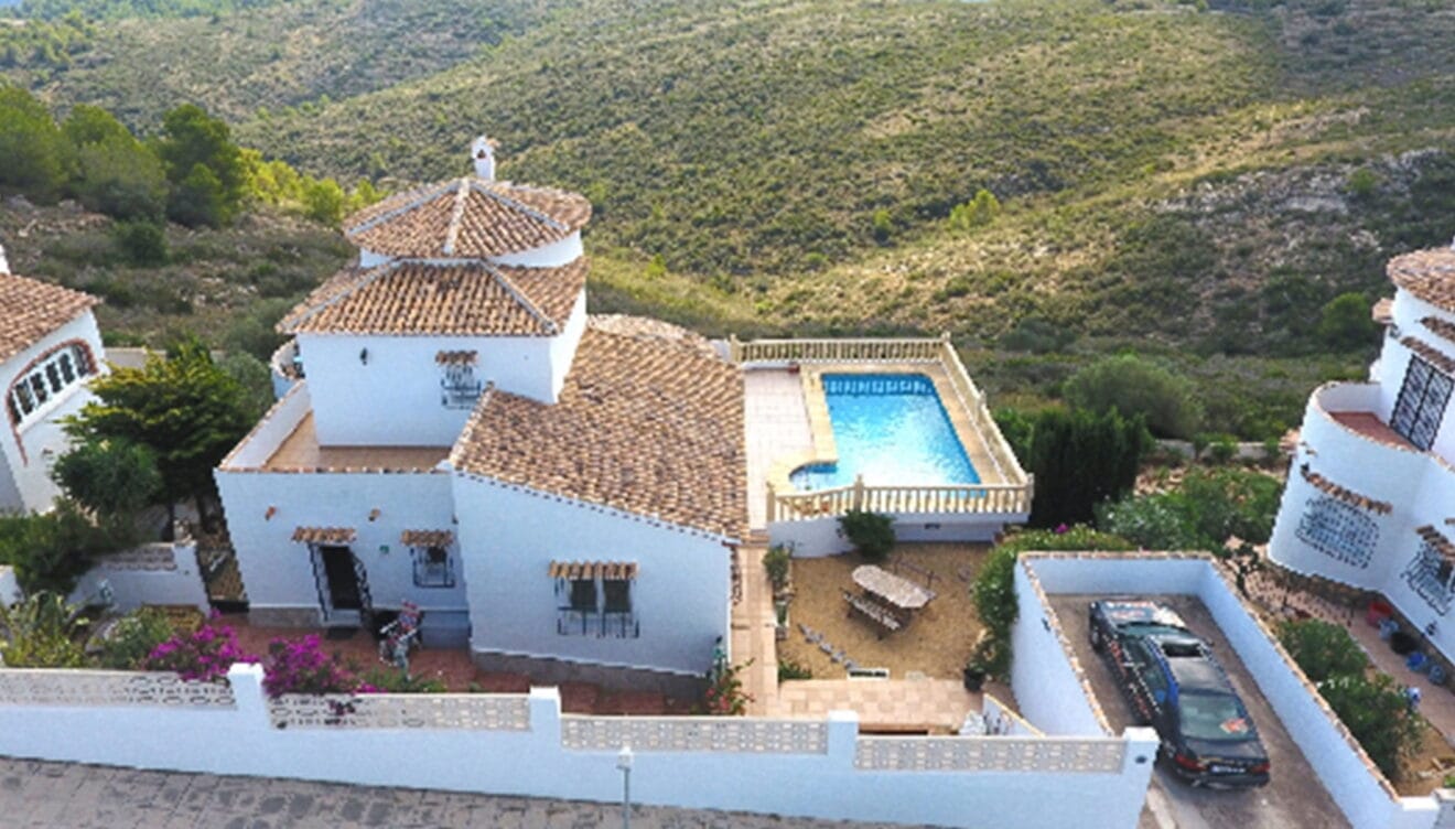 Vista desde arriba de una villa en venta en Monte Pedreguer - Stella Inmo Consulting