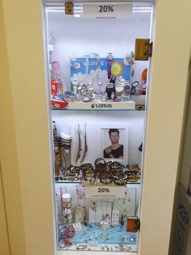 Relojes y complementos con hasta un 50% de descuento en La Joia 4 vitrina relojes y complementos descuento la joia