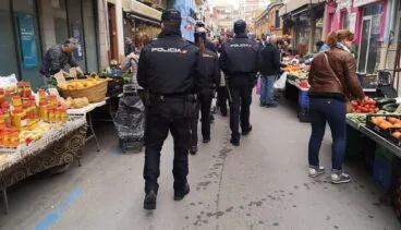 agentes de la policia nacional en el mercadillo