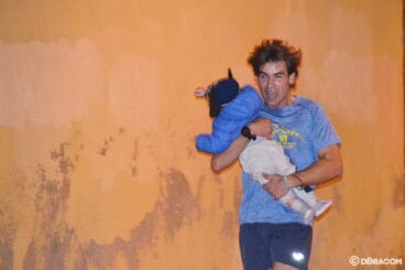 Edu Pla en brazos con un niño