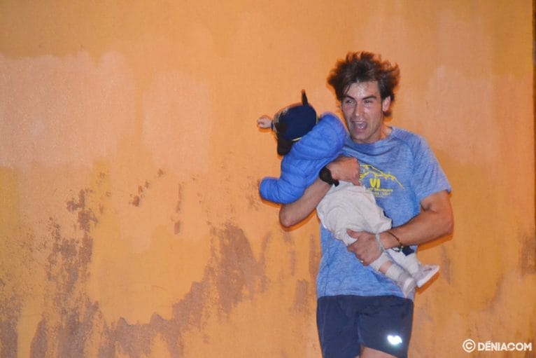 Edu Pla en brazos con un niño