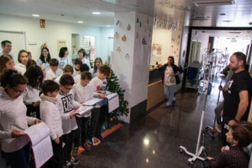 Alumnos del colegio de La Xara cantan villancicos en el Hospital de Dénia