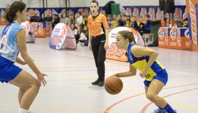 carmen coll con la pelota