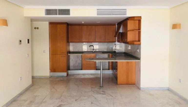 Cocina abierta en un piso de dos dormitorios en Moraira - Mare Nostrum Inmobiliaria