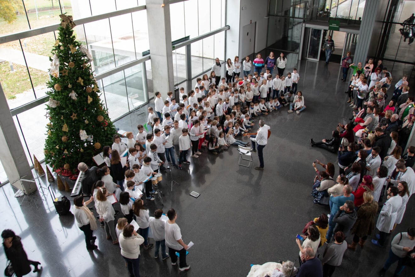 Coro infantil del colegio de La Xara actuando en el Hospital de Dénia