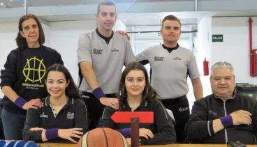 Delagados, mesa y árbitros del partido del Dénia Básquet