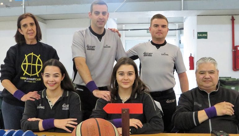 Delagados, mesa y árbitros del partido del Dénia Básquet