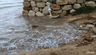 El agua arrasa a su paso