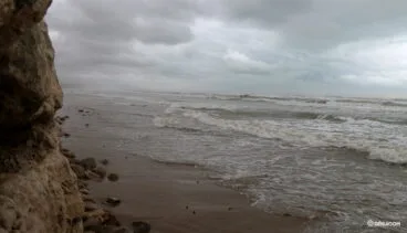 El mar vuelve a castigar a Les Deveses 01