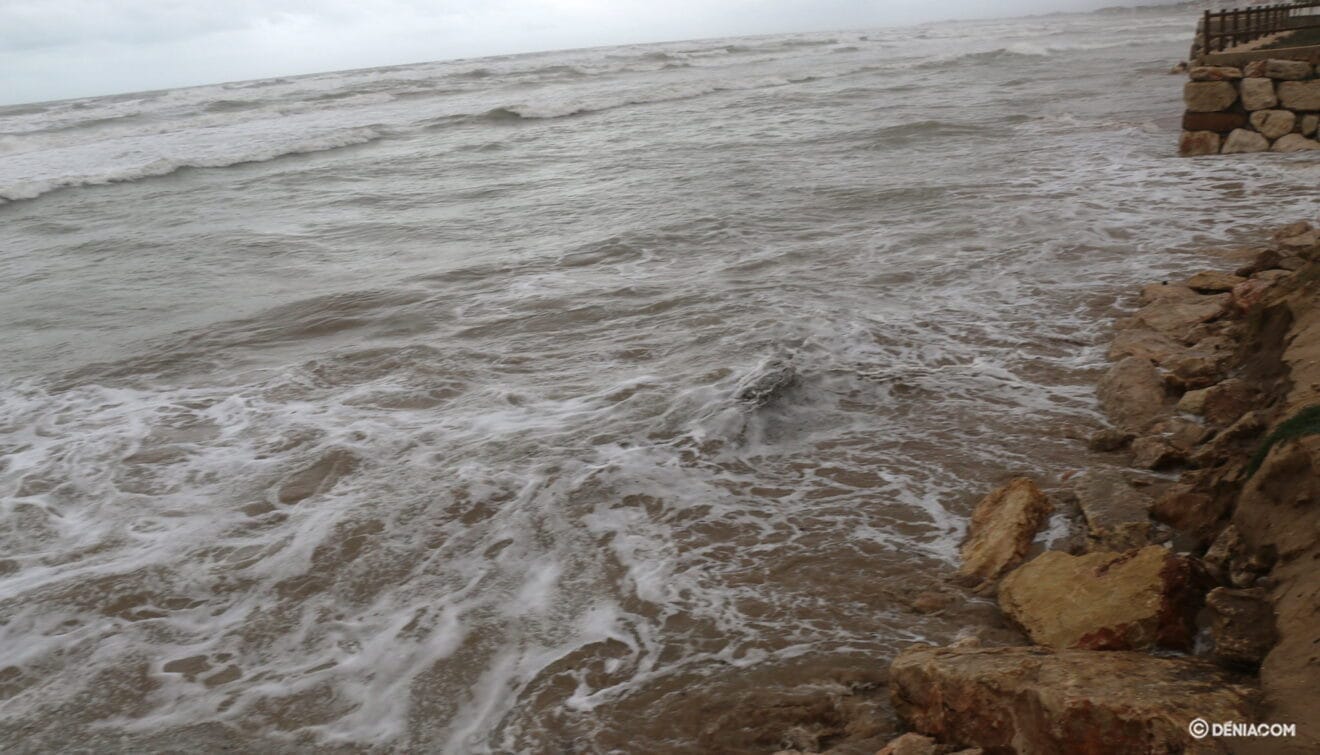 El mar vuelve a castigar a Les Deveses 02