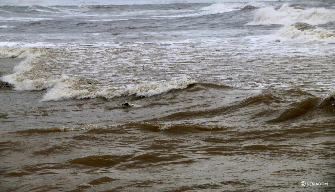 El mar vuelve a castigar a Les Deveses 19