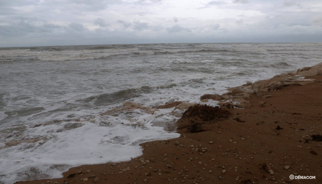 El mar vuelve a castigar a Les Deveses 20