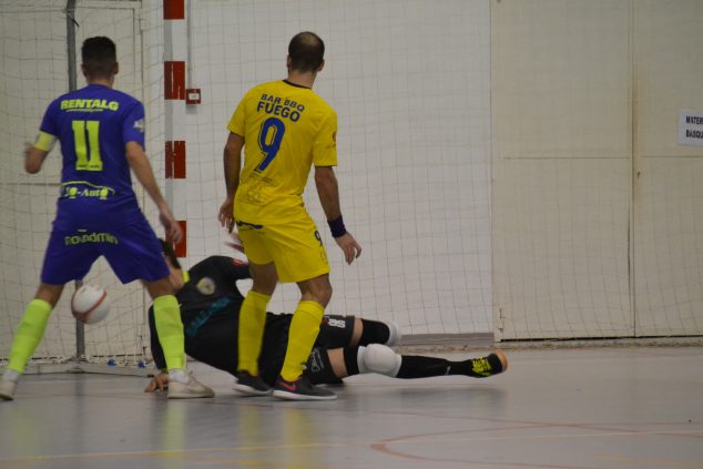 Imagen: El portero dianense Sergi en una intervención