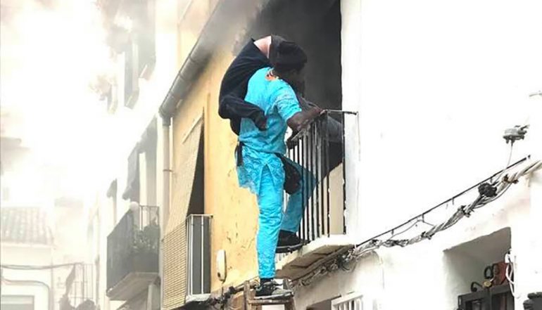 The witness saves his neighbor from the flames
