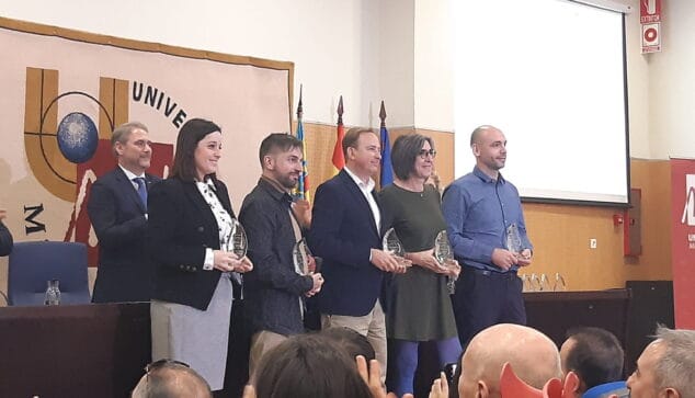 Imagen: Entrega del reconocimiento a Imma Mengual