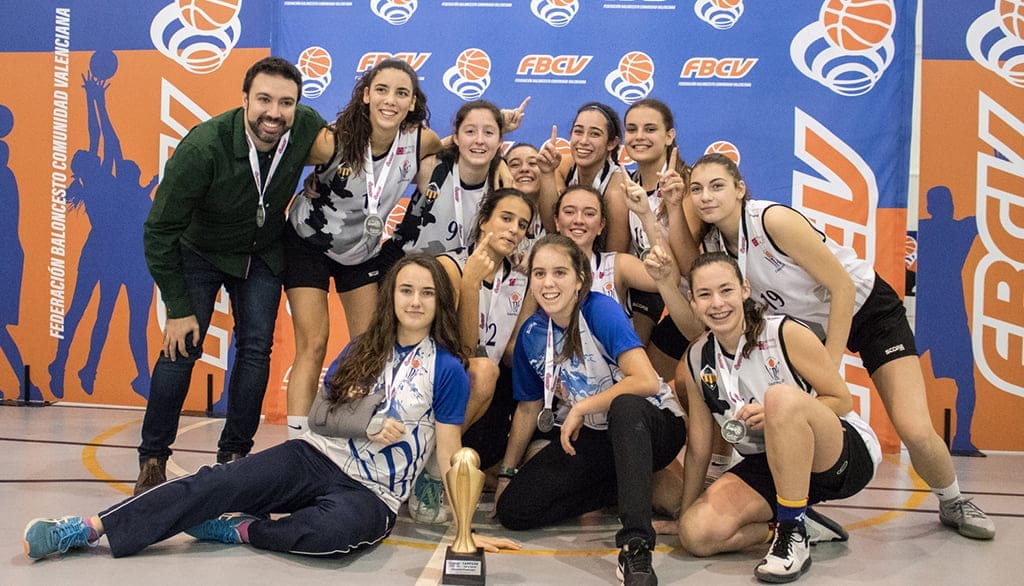 Imagen: Equipo NBF Castelló con la copa