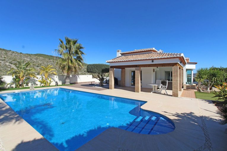 Fachada y piscina de una casa de alquiler para seis personas - Aguila Rent a Villa