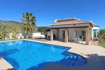 Exterior de una casa de alquiler vacacional en Benitachell – Aguila Rent a Villa