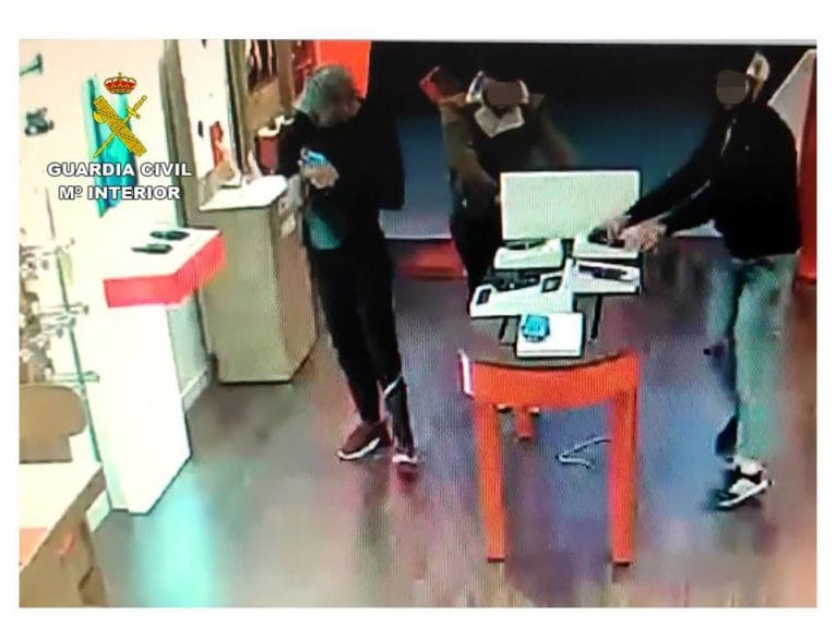 Fotograma del momento de un robo en la tienda de Picassent