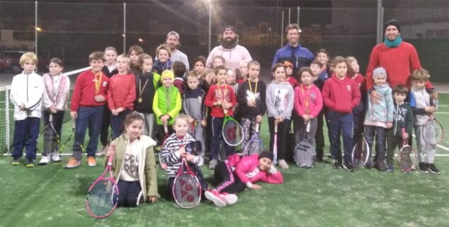 grupo de jugadores de la escuela del ct denia
