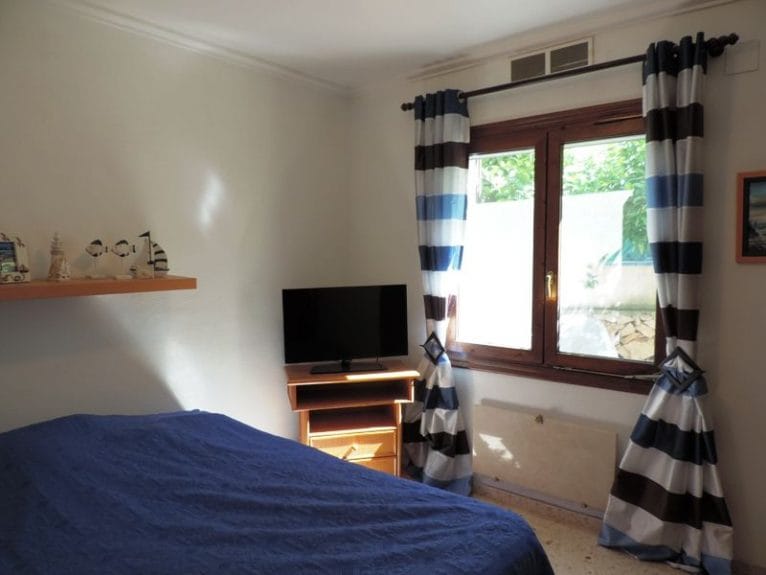 Una de las dos habitaciones de un chalet en Dénia - Euroholding