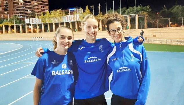 ivy y erika junto a aina en un control en valencia