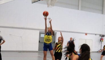 Jugadora junior anontando ante La Vila