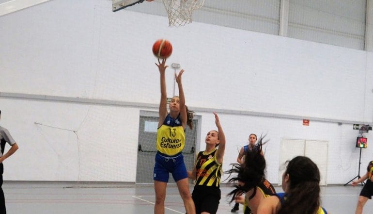 Jugadora junior anontando ante La Vila