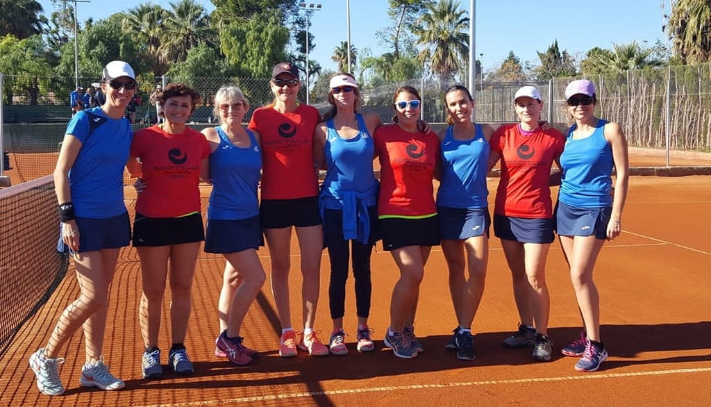 Imagen: Jugadoras del CT Dénia y del SportClub