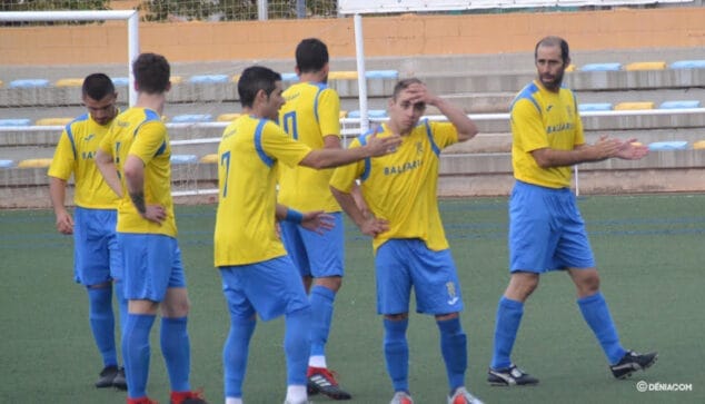 jugadores del cd denia antes de un partido